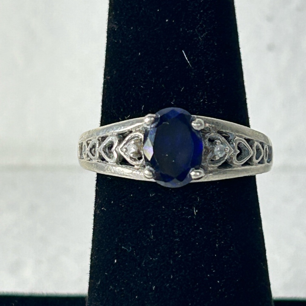 VTG Sterling Silver Navy Blue Stone w/ 2 small imitation diamonds Ring (Size 6)